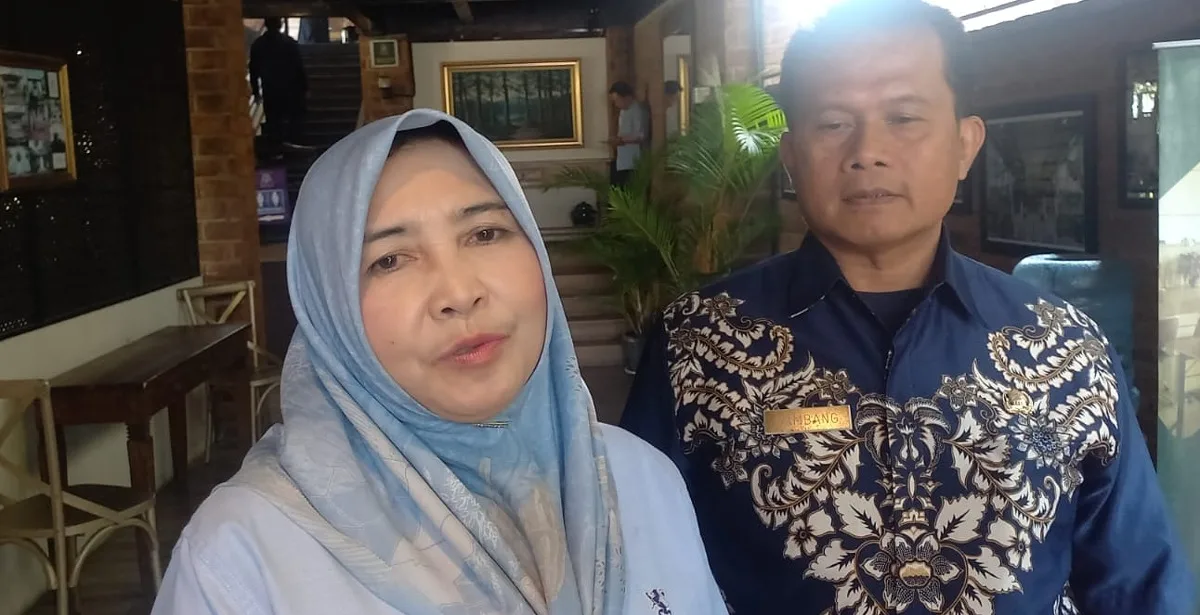 Sekda Kabupaten Sumedang, Dr.Hj.Tuti Ruswati didampingi Kepala Disdukcapil, Bambang Kustiantoro