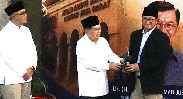 Ketua Umum DMI, Yusuf Kalla memberikan cinderamata kepada Ketua Nazir Wakaf Mesjid Agung Bandung, Roedy Wiranatakusumah disaksikan Walikota Bandung, M.Farhan