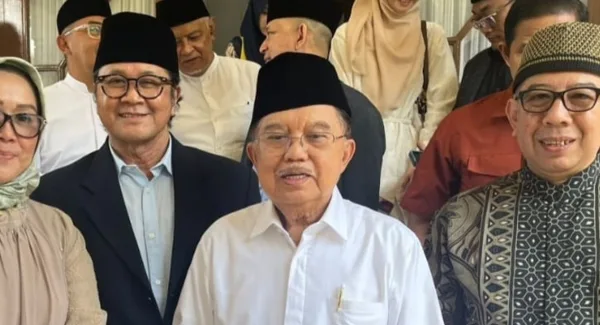 Mantan Wapres sekaligus Ketua Dewan Mesjid Indonesia (DMI) Yusuf Kalla saat mengunjungi Mesjid Agung Bandung pada Selasa (16/6/2026)