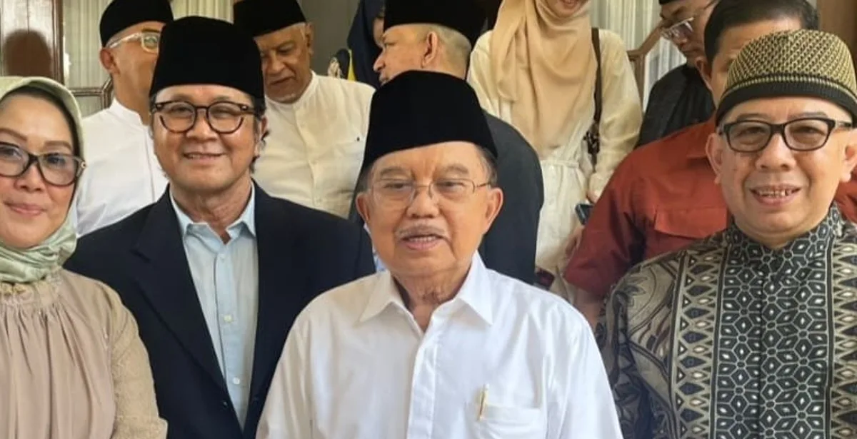 Mantan Wapres sekaligus Ketua Dewan Mesjid Indonesia (DMI) Yusuf Kalla saat mengunjungi Mesjid Agung Bandung pada Selasa (16/6/2026)