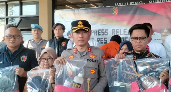 Barang bukti dan tersangka kasus penyiraman air aki kepada dua bocah di Rancakalong diperlihatkan dalam Press Release di Mapolres Sumedang