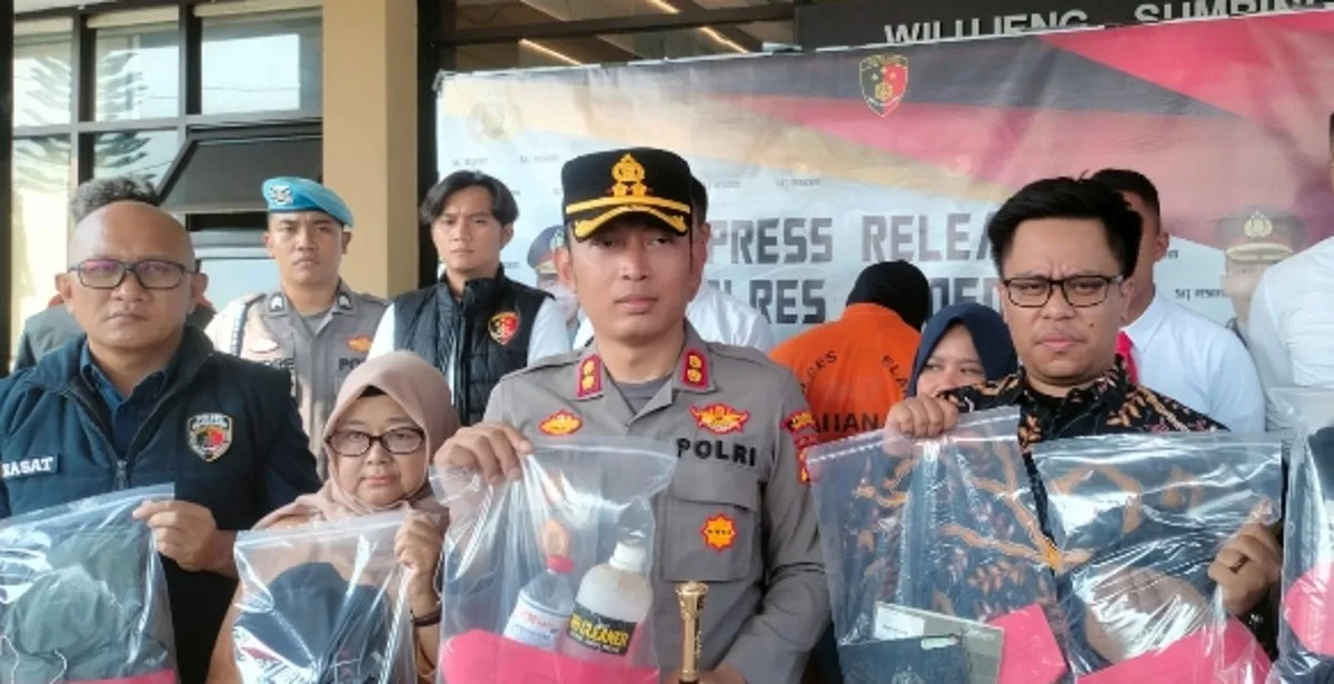 Barang bukti dan tersangka kasus penyiraman air aki kepada dua bocah di Rancakalong diperlihatkan dalam Press Release di Mapolres Sumedang