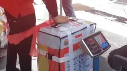 Jemaah haji KBIHU Multazam Sumedang sedang menimbang koper di hotel Madinah