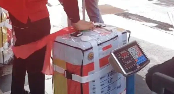 Jemaah haji KBIHU Multazam Sumedang sedang menimbang koper di hotel Madinah