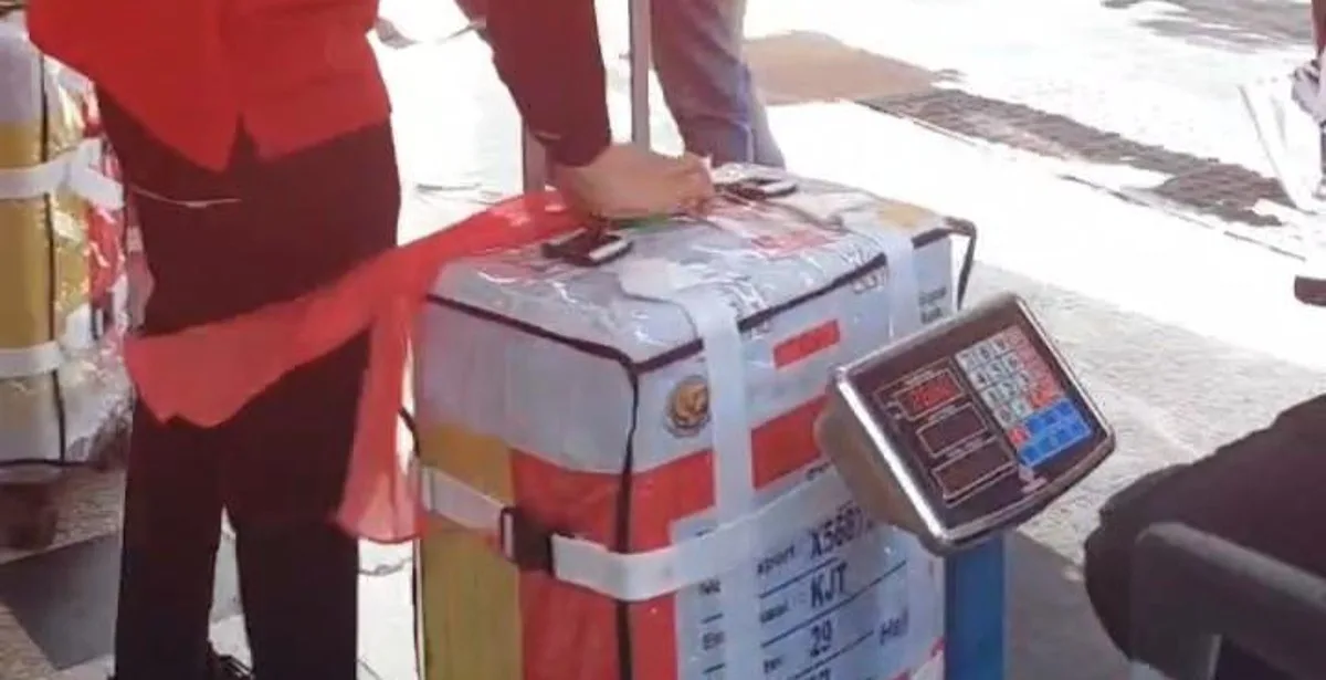 Jemaah haji KBIHU Multazam Sumedang sedang menimbang koper di hotel Madinah
