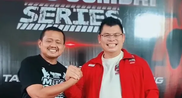 Chris John bersama Bupati Sumedang Dony Ahmad Munir di pembukaan Prabu Combat Series 2026 GOR Tadjimalela