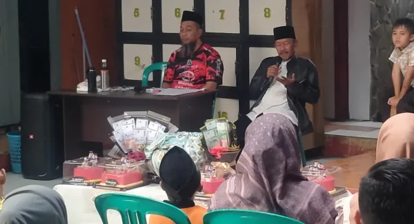 Pemilik TB. Nas Jaya Pagaden Tanjungsari, H. Sulaeman, S.Ag saat menggelar khitanan massal dalam rangka Gebyar Muharram dan Hari Jadi TB Nasjaya ke-12