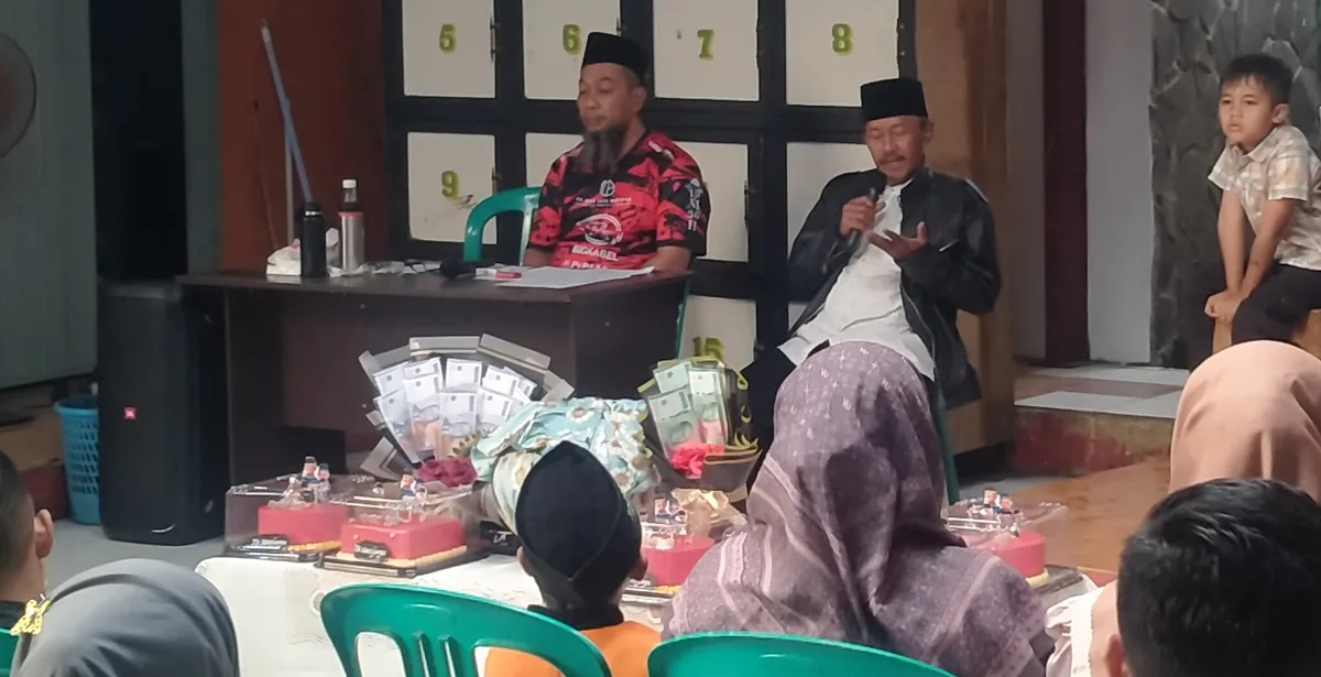 Pemilik TB. Nas Jaya Pagaden Tanjungsari, H. Sulaeman, S.Ag saat menggelar khitanan massal dalam rangka Gebyar Muharram dan Hari Jadi TB Nasjaya ke-12