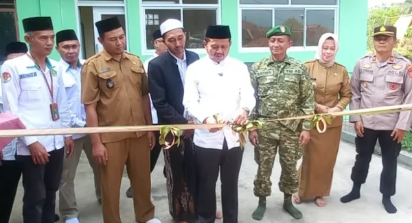 Bupati Sumedang Dony Ahmad Munir meresmikan gedung baru Ponpes Miftahus Sa'adah