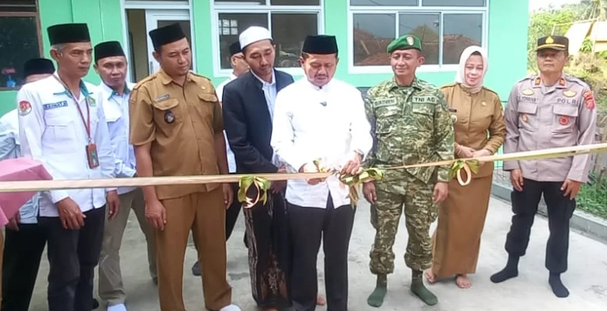 Bupati Sumedang Dony Ahmad Munir meresmikan gedung baru Ponpes Miftahus Sa'adah