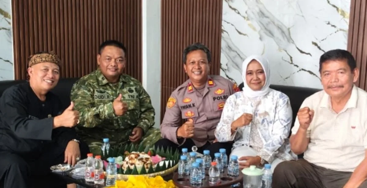 Kepala Desa Haurngombong, Dadang bersama Kapolsek Pamulihan, Iptu Iwan Kurniawan dan perwakilan Danramil 1004 Tanjungsari 