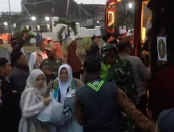 Momen Haru Kepulangan Jemaah Haji Sumedang Kloter 29 KJT di Gedung Negara