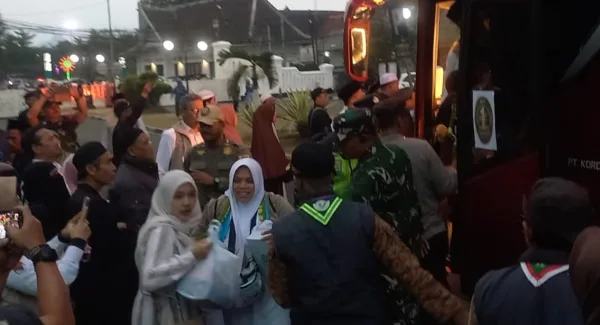Kepulangan jemaah haji Sumedang Kloter 29 KJT tiba di Gedung Negara