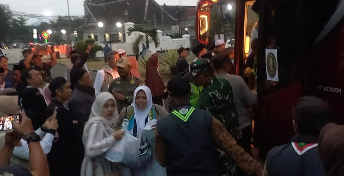 Kepulangan jemaah haji Sumedang Kloter 29 KJT tiba di Gedung Negara