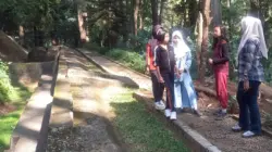 Gambar staf memandu anak-anak di Gunung Kunci Sumedang