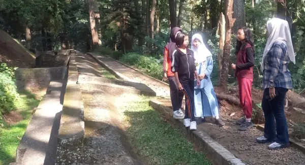 Gambar staf memandu anak-anak di Gunung Kunci Sumedang