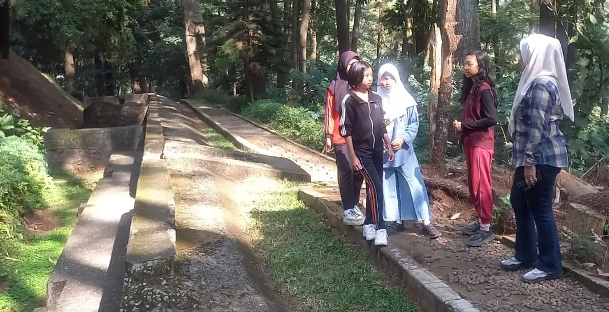 Gambar staf memandu anak-anak di Gunung Kunci Sumedang