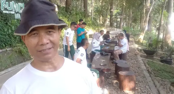 Sekretaris Satpol PP Kabupaten Sumedang, Deni Hanafiah membagikan momen beristirahat di Gunung Kunci selepas aktivitas olahraga di Stadion Cigugur Sumedang