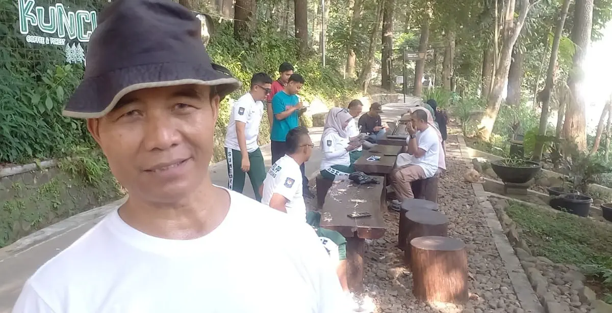 Sekretaris Satpol PP Kabupaten Sumedang, Deni Hanafiah membagikan momen beristirahat di Gunung Kunci selepas aktivitas olahraga di Stadion Cigugur Sumedang