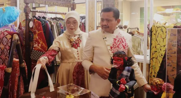 Bupati Sumedang, Dony Ahmad Munir bersama istrinya di Sunda Karsa Fest Karya Kreatif Jawa Barat (KKJB)