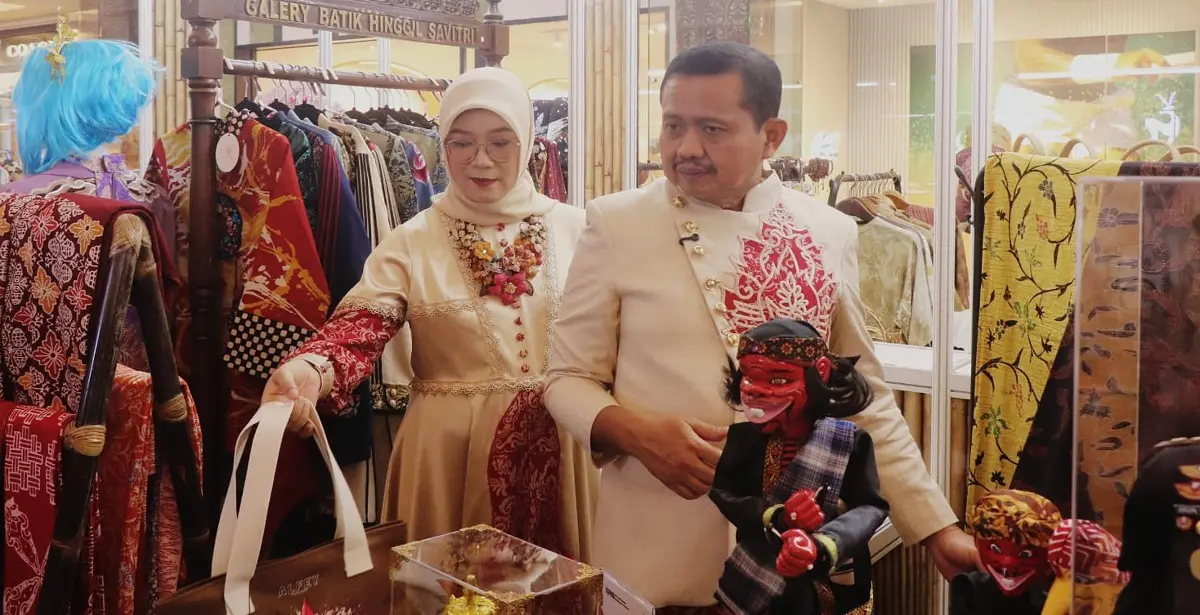 Bupati Sumedang, Dony Ahmad Munir bersama istrinya di Sunda Karsa Fest Karya Kreatif Jawa Barat (KKJB)