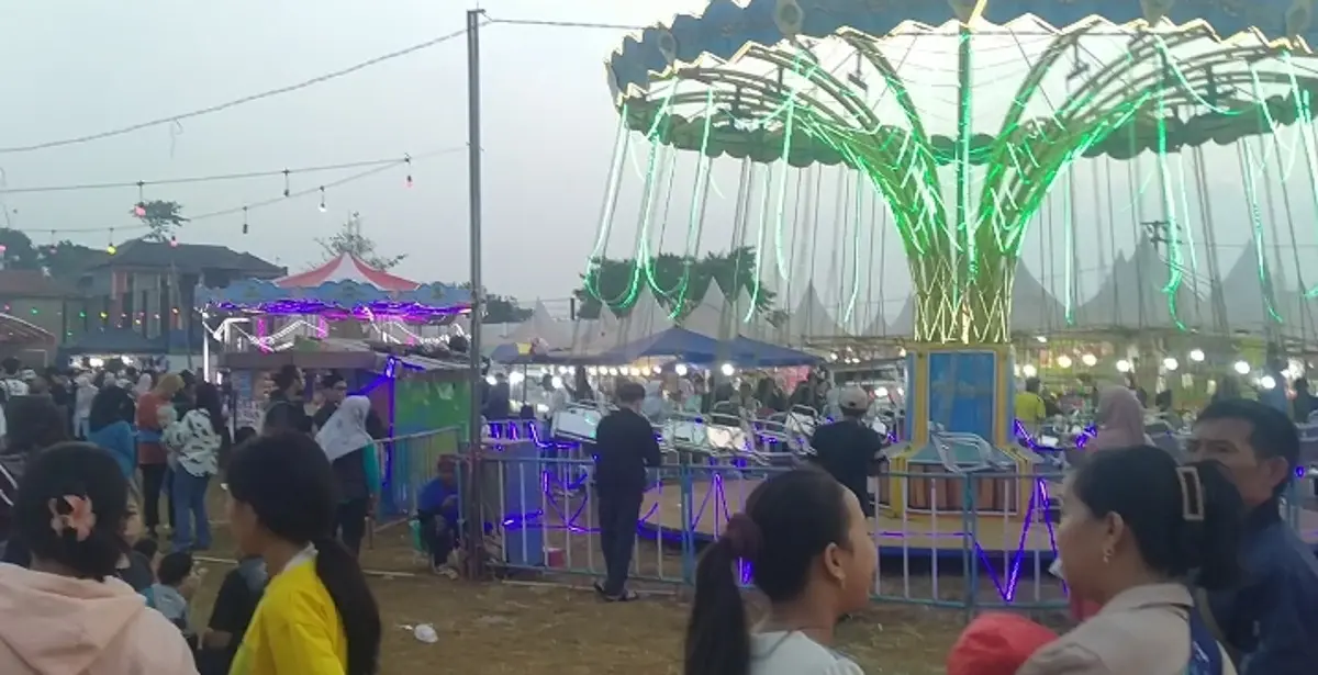 Keseruan pengunjung menaiki wahana permainan di Pasar Rakyat Lapangan Daya Taruna Jatisari Tanjungsari Sumedang 