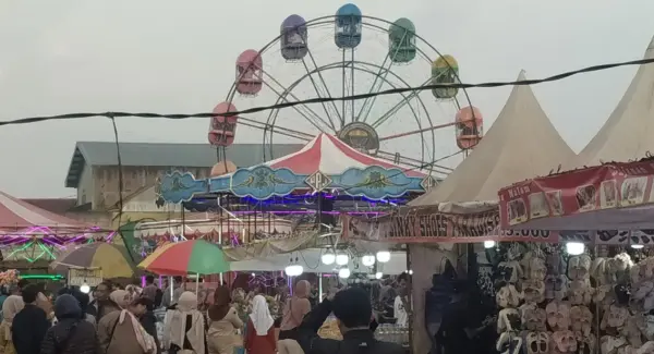 Suasana ramai pengunjung di Pasar Rakyat Lapangan Daya Taruna Jatisari Tanjungsari Sumedang