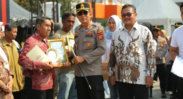 Kapolres Sumedang AKBP Sandityo Mahardika menyerahkan hadiah lomba pembasmian hama tikus untuk ketahanan pangan nasional.