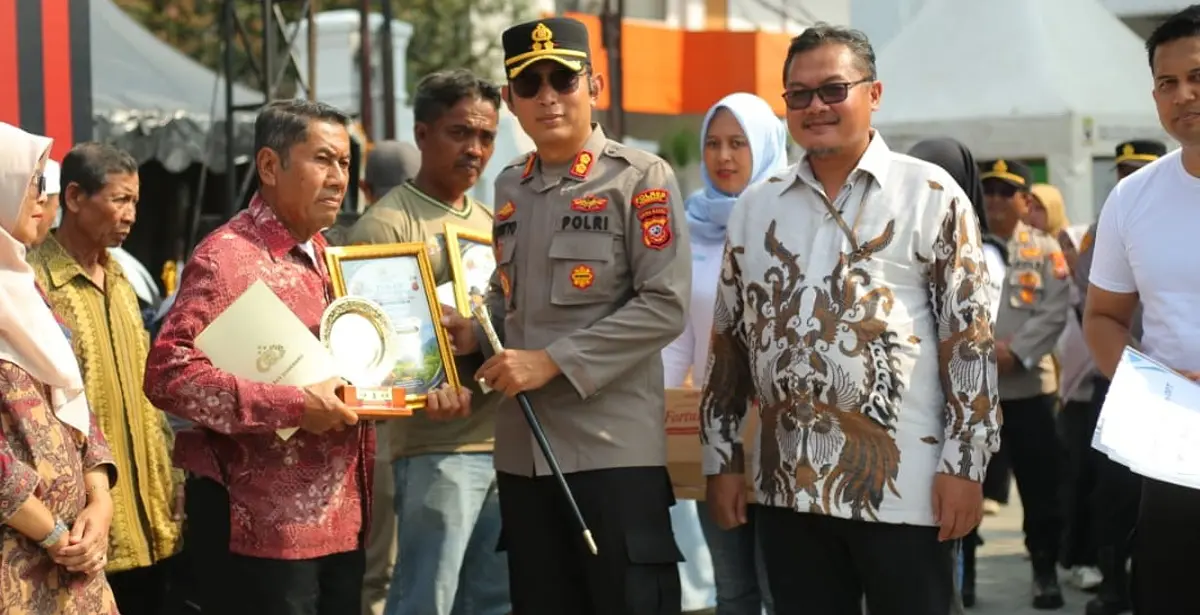 Kapolres Sumedang AKBP Sandityo Mahardika menyerahkan hadiah lomba pembasmian hama tikus untuk ketahanan pangan nasional.