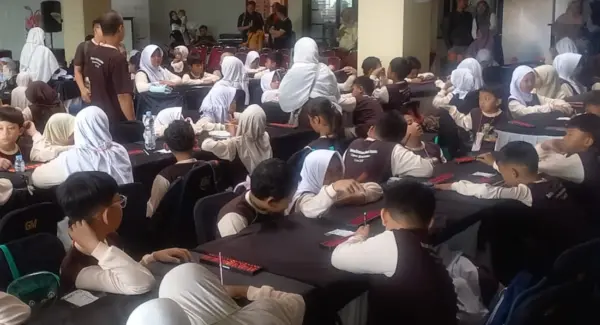 Anak-anak saat memegang sempoa di Gedung Creative Centre Sumedang dalam Olimpiade ASMA