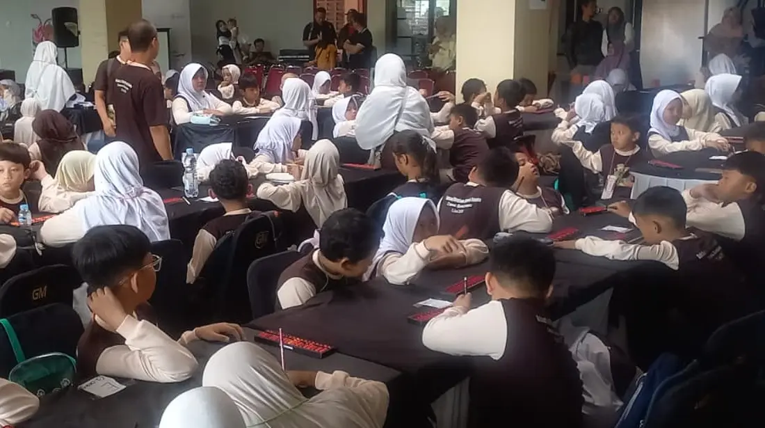 Anak-anak saat memegang sempoa di Gedung Creative Centre Sumedang dalam Olimpiade ASMA