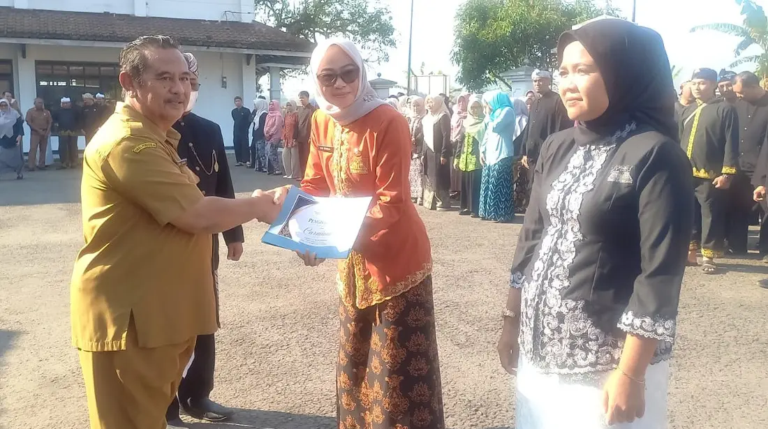 Asda Bidang Pamkesra, Dr. Dian Sukmara memberikan penghargaan pada upacara Peringatan Harganas 2026