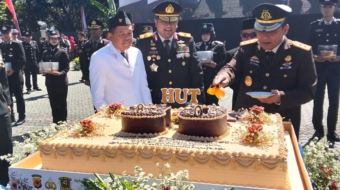 Gubernur Jawa Barat, Dedi Mulyadi (KDM) menjadi Inspektur Upacara Peringatan Hari Ulang Tahun Bhayangkara ke-80 di Mapolda Jabar