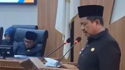 Bupati Sumedang, Dony Ahmad Munir saat menyampaikan Raperda Pilkades Serentak 2026 di Gedung DPRD Sumedang