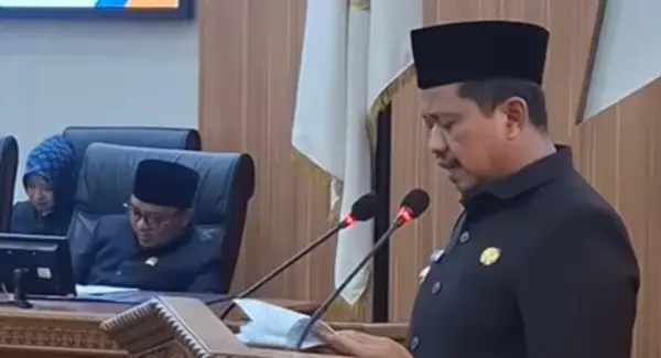 Bupati Sumedang, Dony Ahmad Munir saat menyampaikan Raperda Pilkades Serentak 2026 di Gedung DPRD Sumedang