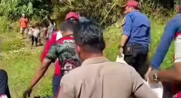 Proses evakuasi siswa SMP yang tenggelam di Sungai Cipeles Sumedang oleh tim gabungan