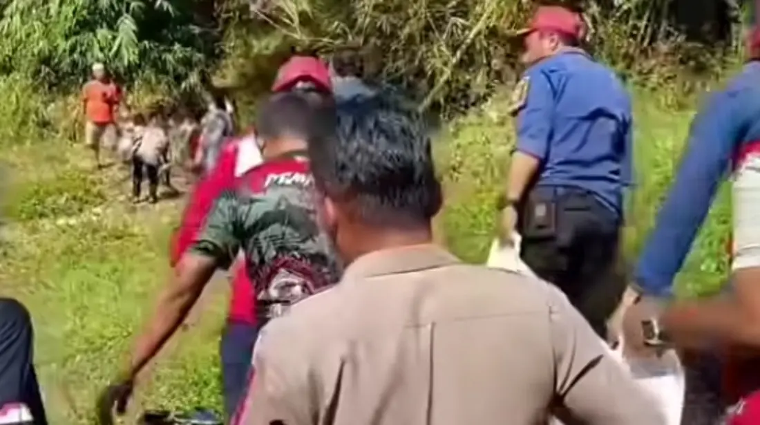 Proses evakuasi siswa SMP yang tenggelam di Sungai Cipeles Sumedang oleh tim gabungan