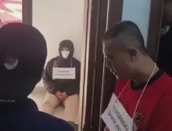 Tega! Pria di Bandung Hantam Kekasih Pakai Golok dan Helm, Pelaku Hanya Pasrah Saat Rekonstruksi di Mapolda Jabar