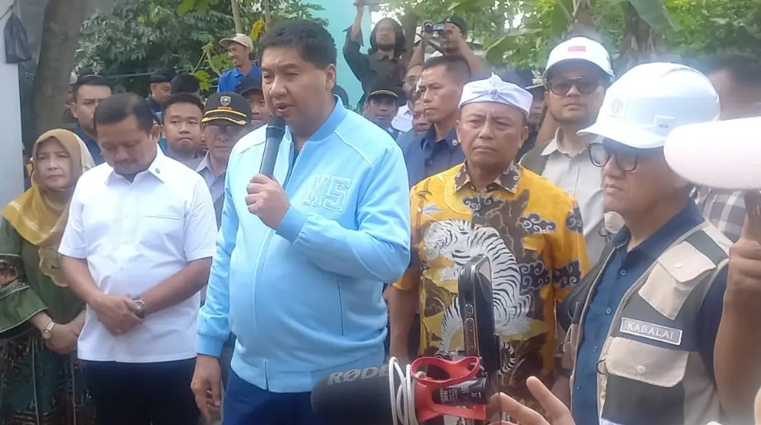 Menteri PKP, Maruarar Sirait saat bersama Bupati Sumedang, Dony Ahmad Munir dan Sekda Jabar, Herman Suryatman pada program BSPS 