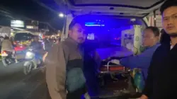 Petugas medis Puskesmas Tanjungsari saat mengevakuasi korban kecelakaan lalulintas di depan Toserba Griya Tanjungsari