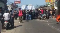 Relokasi pasar Cimalaka ricuh, Massa Blokir Jalan Bandung-Cirebon hingga bakar ban