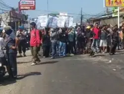 Pasar Cimalaka Sumedang Memanas: Massa Blokir Jalan Nasional Bandung–Cirebon dan Bakar Ban