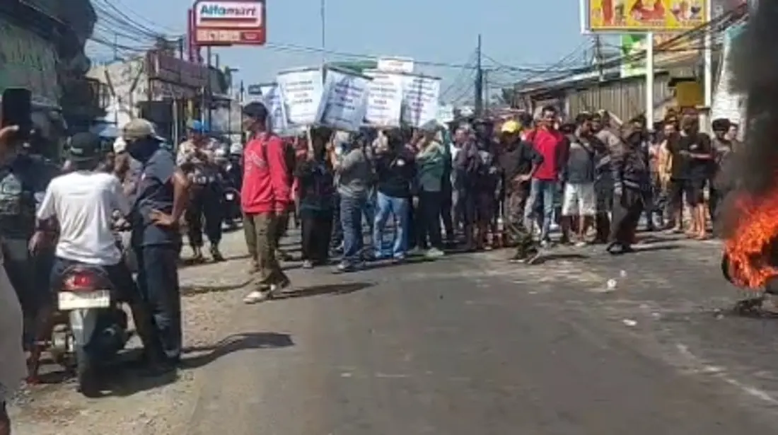 Relokasi pasar Cimalaka ricuh, Massa Blokir Jalan Bandung-Cirebon hingga bakar ban