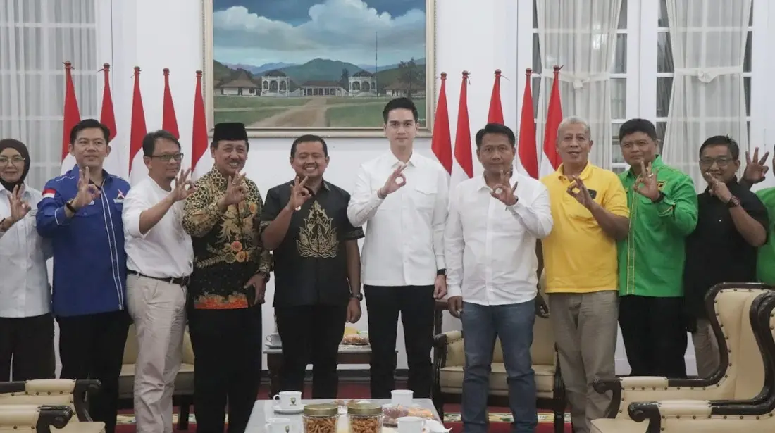 Bupati dan Wakil Bupati Sumedang berfoto bersama seusai penyerahan NPHD bantuan keuangan parpol Sumedang 2026 di Gedung Negara
