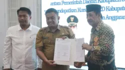 Plt. Kepala Badan Kesatuan Bangsa dan Politik (Kesbangpol) Kabupaten Sumedang, Asep Rahmat Hidayat menyerahkan NPHD bantuan keuangan parpol Sumedang 2026