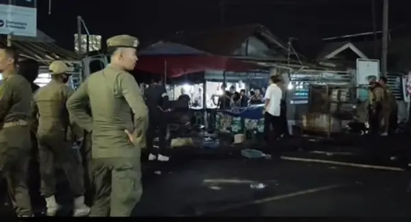 Petugas Satpol PP Kabupaten Sumedang tetap berjaga di Pasar Cimalaka