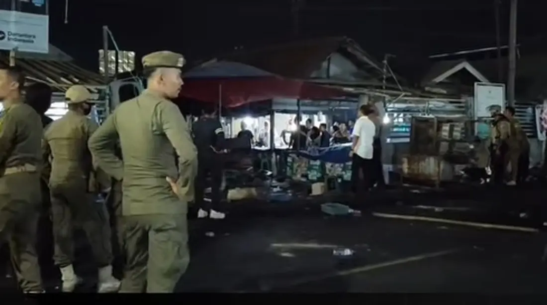 Petugas Satpol PP Kabupaten Sumedang tetap berjaga di Pasar Cimalaka
