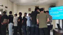 Sejumlah relawan SPPG Jatinangor sedang mengantri untuk melakukan tes urine oleh BNNK Sumedang