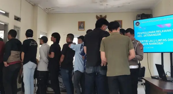 Sejumlah relawan SPPG Jatinangor sedang mengantri untuk melakukan tes urine oleh BNNK Sumedang