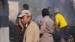 Petugas Damkar Tanjungsari dibantu warga dan aparat setempat melakukan pendinginan area di lokasi